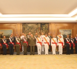 Don Juan Carlos, con los generales de división y vicealmirantes